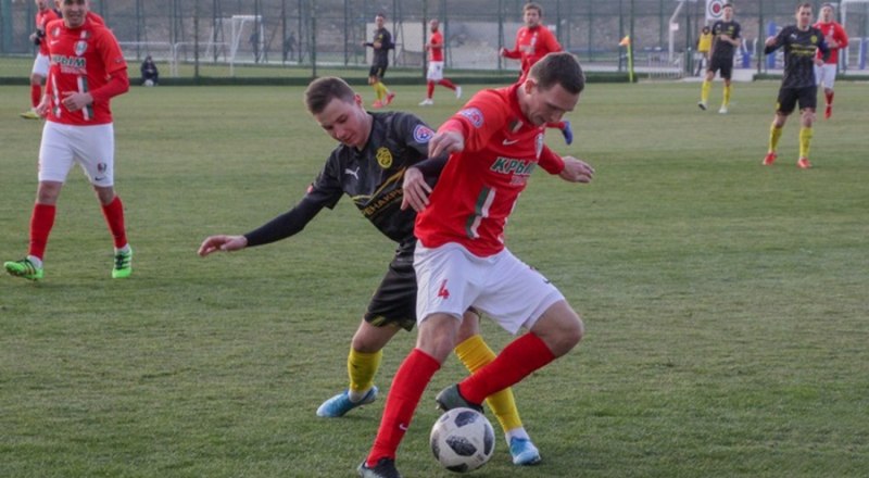 Защитник «Крымтеплицы» Иван Фролов с мячом начинает атаку на ворота евпаторийцев.
