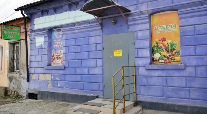 Часть магазинов может закрыться. Фото Александра КАДНИКОВА.