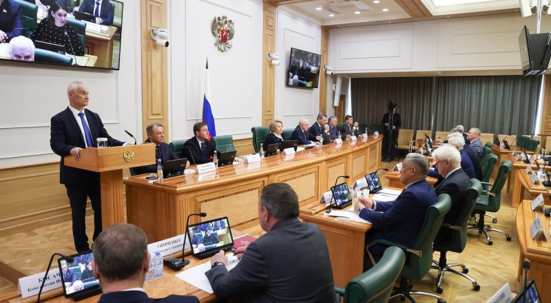 Андрей Белоусов ответил на вопросы сенаторов. Фото с сайта Совета Федерации Федерального Собрания РФ.