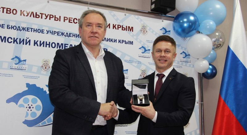 Замминистра Андрей Терещенко вручает правительственную награду Александру Новикову. Фото Ивана Пугачёва.