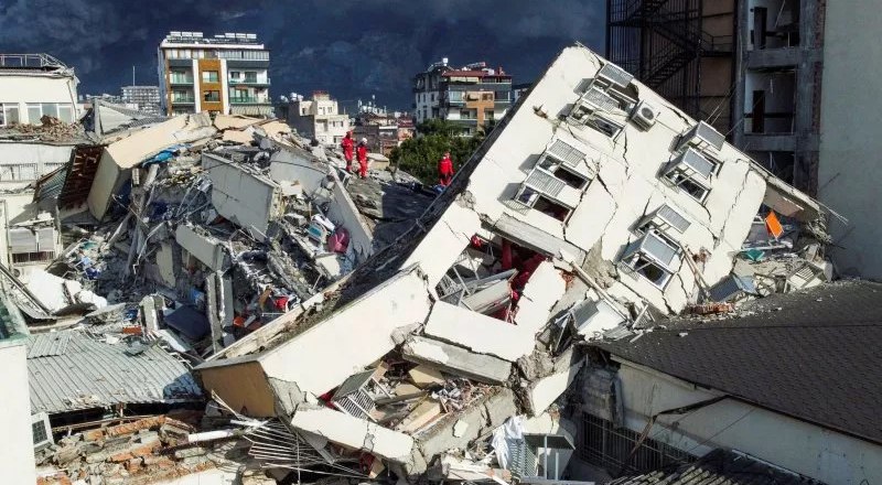 Шокирующее обрушение домов в Турции может быть связано с разными причинами, отмечают эксперты. Фото с сайта Reuters.