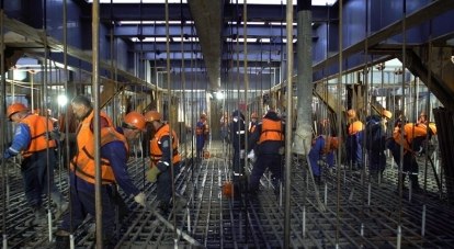 Рабочие формируют ростверк - монолитную железобетонную плиту одной из самых мощных опор моста.