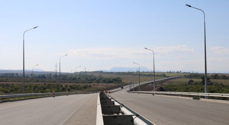 На первом этапе строительства дорогу Донское - Перевальное уже покрывают асфальтом. Фото пресс-службы АО «ВАД».