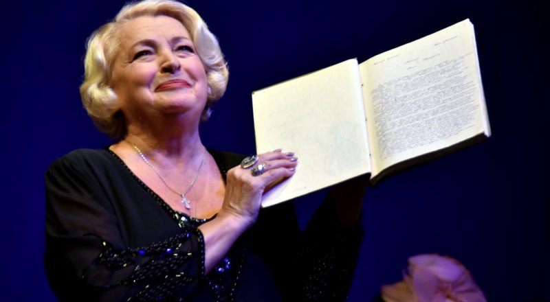 Светлана Кучеренко в моноспектакле «Скрещение судеб».