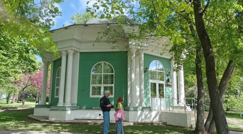 Назначить встречу у «Ротонды Екатерины II» романтично и нетривиально.