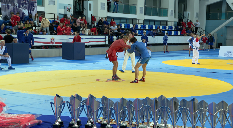В Симферополе прошёл традиционный турнир по самбо памяти Олега Грибенникова. Ковёр объединил более ста спортсменов.