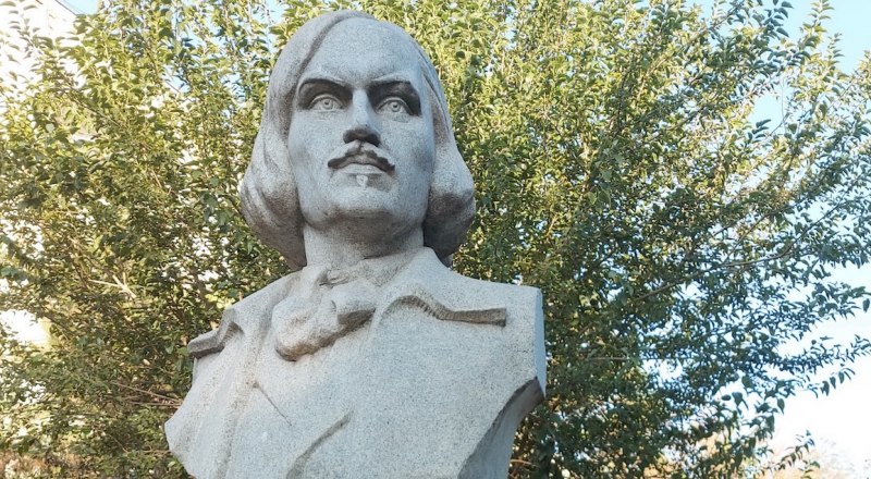 Памятник Гоголю в центре Сак.