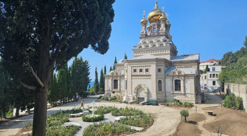 Территория храма преобразилась.