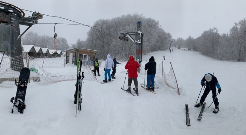 Лыжники активно устремились на Ай-Петри. Плато завалило снегом.