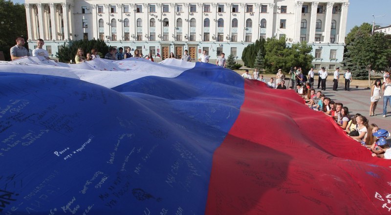 Сегодня на площади Ленина в Симферополе развернули самый большой в Крыму флаг России.