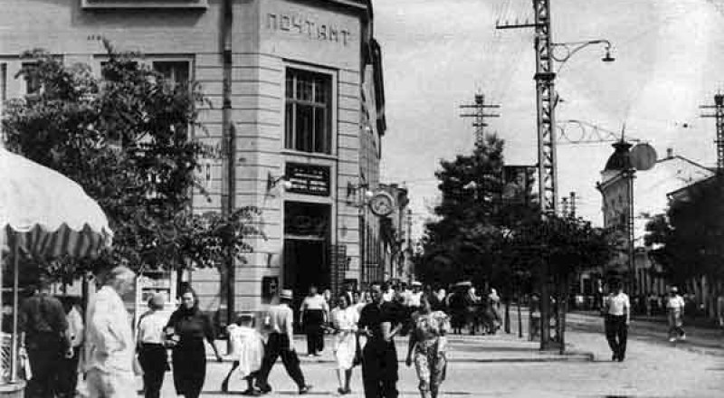 Фото с сайта Simfion.net. Послевоенное здание почтамта. Над центральным входом были «часы Мира», показывавшие время всех поясов. На циферблате отмечены названия крупнейших городов планеты.