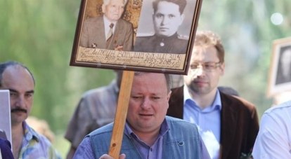 Во время шествия «Бессмертного полка» в День Победы Алексей всегда с гордостью нёс портрет деда Василия Жмакина.