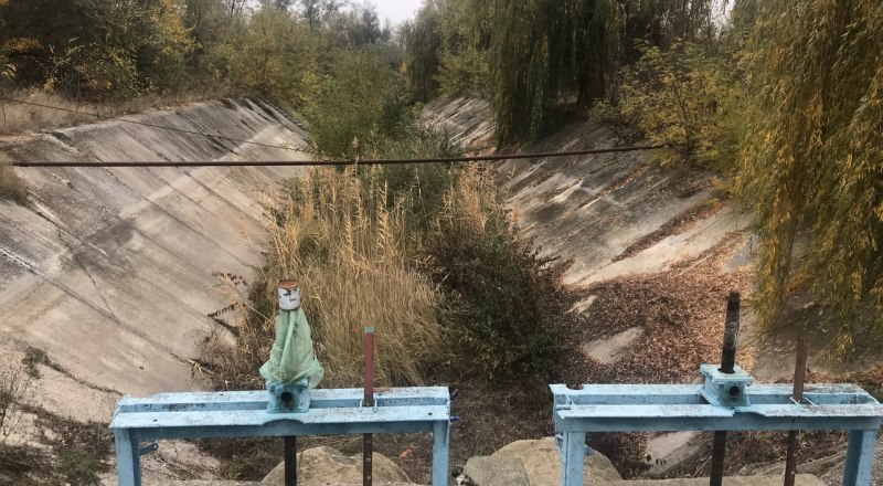 Северо-Крымский канал давно пуст. Нехватка пресной воды и засушливый год - вот и все причины того, что у селян по всему полуострову засаливаются скважины и огороды.
