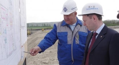 Константин Бахарев (справа) инспектирует строительство ТЭС в Симферопольском районе.