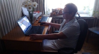 Светлана Васильевна уже уверенно пользуется ноутбуком.