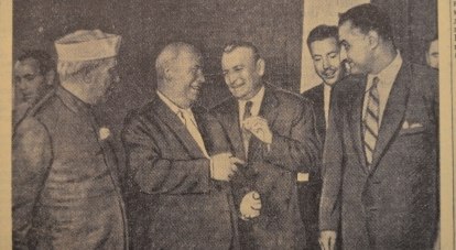 Дж. Неру, Н. С. Хрущёв, А. Новотный, переводчик, Г. Насер в советском представительстве в Нью-Йорке на завтраке в честь глав делегаций на XV сессии Генеральной Ассамблеи ООН (слева направо).