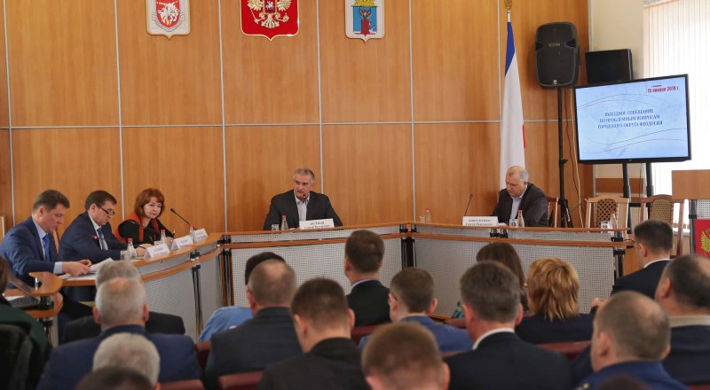 На выездное совещание в Феодосии крымское правительство прибыло почти в полном составе.