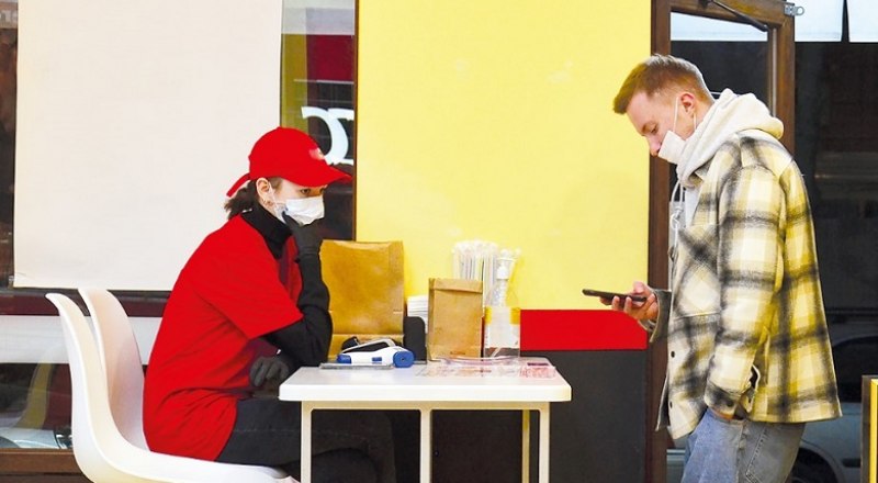 Антипрививочники расценивают запрет на посещение кафе без QR-кода как беспредел и ущемление гражданских прав. Фото: Анны Кадниковой