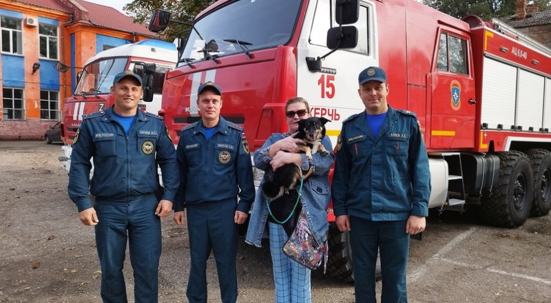 Счастливый и спасённый пёс, его хозяйка и сотрудники экстренной службы. Фото пресс-службы ГУ МЧС России по РК.