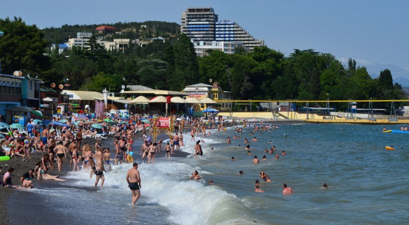 Ждём официальных итогов высокого курортного сезона этого года. Даёшь 10 миллионов туристов! Фото Александра КАДНИКОВА.