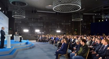 Президент Владимир Путин на межрегиональном форуме ОНФ в Ялте.