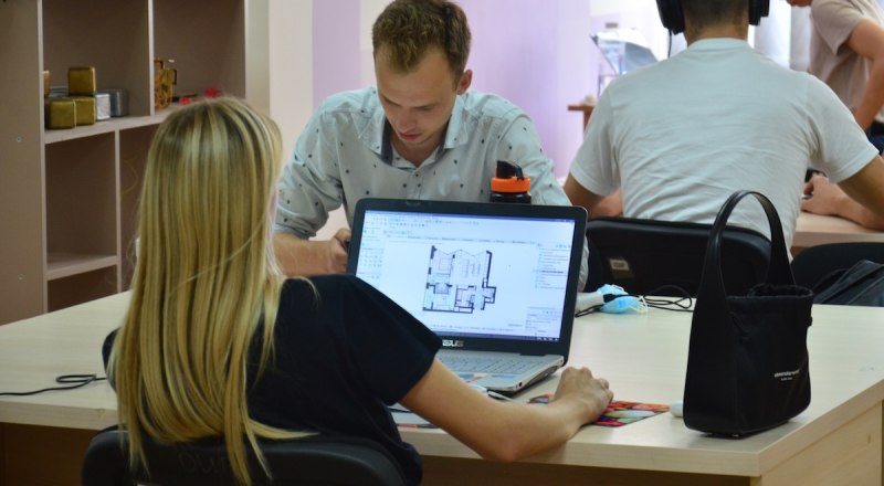 Пока вы работаете в штате, получить компенсацию можно только за дополнительные дни отпуска.