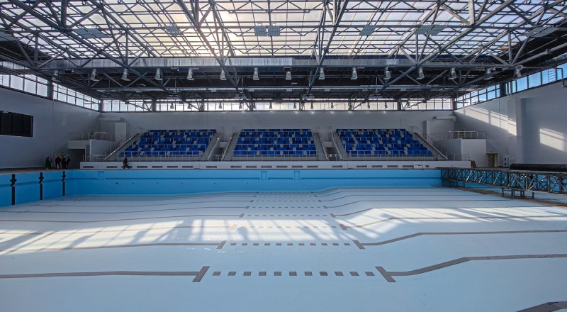 Главный бассейн соответствует требованиям Международной федерации плавания: здесь можно проводить соревнования российского и международного уровня.