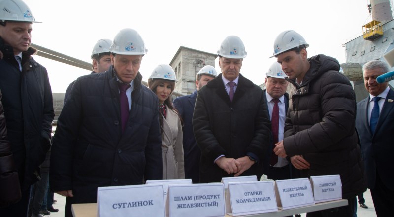 Во время посещения Бахчисарайского цементного завода. Фото из Телеграм-канала Владимира Константинова.