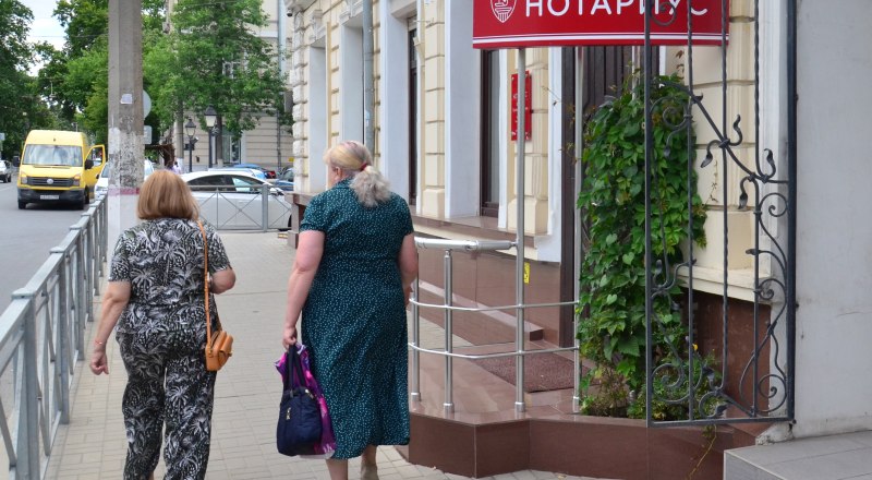 Многие сделки требуют нотариального удостоверения.