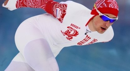 На конькобежной дорожке - лидер сборной России Денис Юсков.