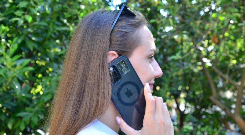 Заблокируйте сталкера во всех мессенджерах и социальных сетях, добавьте его номер в чёрный список.