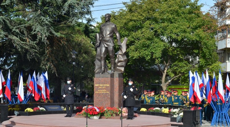 Памятник дважды Герою Советского Союза Амет-Хану Султану в Симферополе.