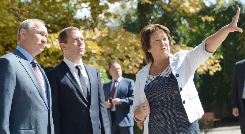 Генеральный директор Восточно-Крымского ИКМЗ Татьяна  Умрихина с руководителями РФ на Митридатской лестнице в 2016 году. Фото из открытого источника.