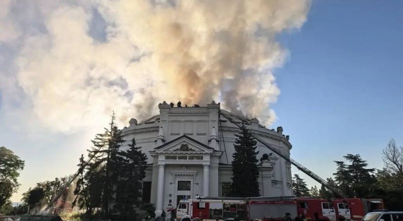 Пожар в здании Панорамы удалось локализовать лишь к концу дня.