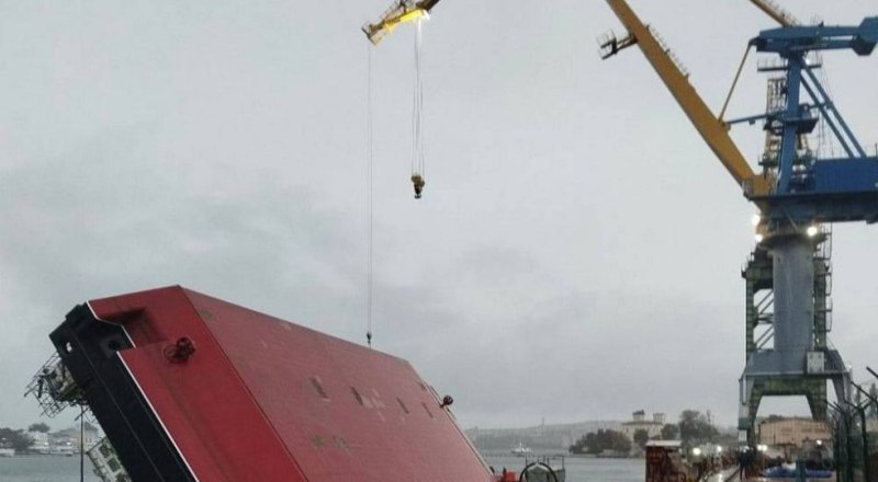 Во время происшествия на борту судна находились специа­листы и рабочие. Фото пресс-службы ГСУ Следственного комитета по Крыму и Севастополю.