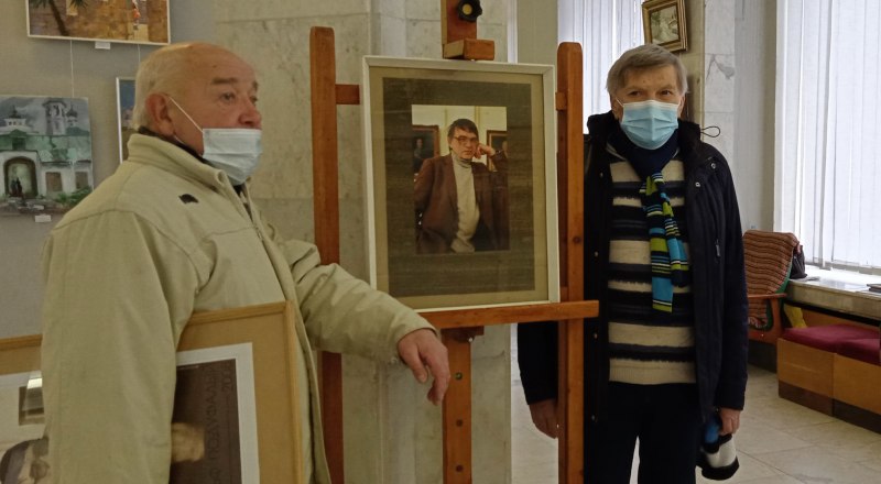 Постоянные участники выставок - искусствовед Игорь Липунов (слева) и акварелист Александр Кропко. Фото Елены Кропко.