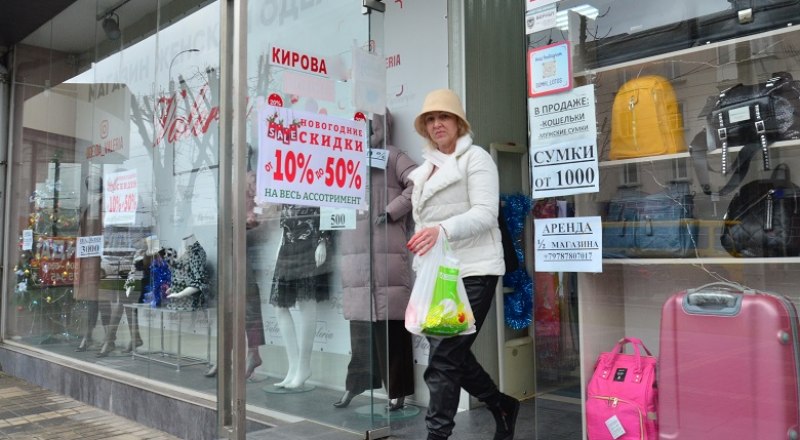 Новогодние ликвидации товаров в магазинах - как правило, маркетинговая уловка, которая заставляет людей делать спонтанные покупки. Фото: Анны Кадниковой