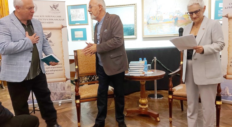 Дмитрий Табачник и Ирина Сотникова вручают «Чайку» Александру Балинченко.