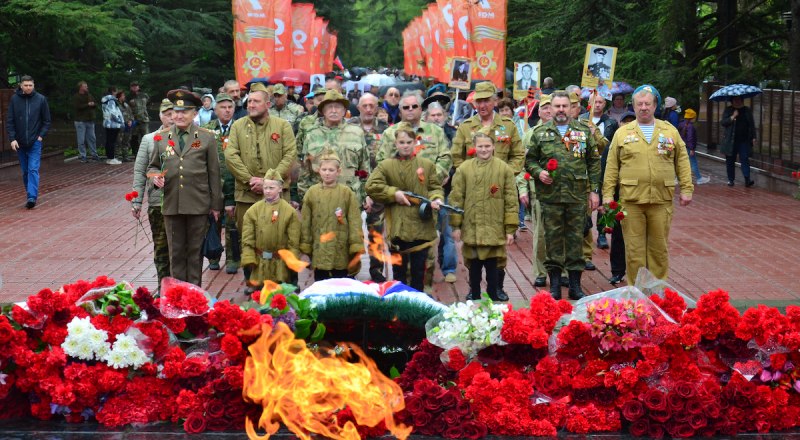 В Симферополе празднование Дня Победы традиционно началось с возложения цветов и венков к Вечному огню в парке им. Ю. А. Гагарина.