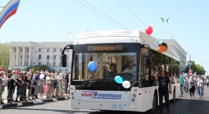 Троллейбусы с автономным ходом - подарок симферопольцам к празднику. На маршруте №16 «Марьино - Агроуниверситет» они уже работают, а сегодня вышли на маршрут №17 «Аэропорт - Хошкельды».