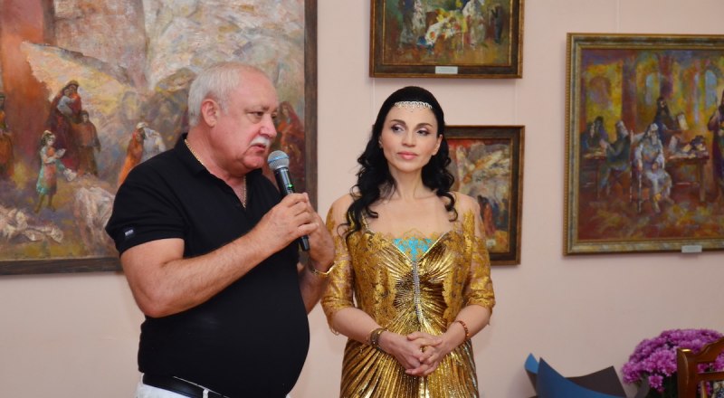 Юрий Гемпель поздравляет художницу с открытием выставки.