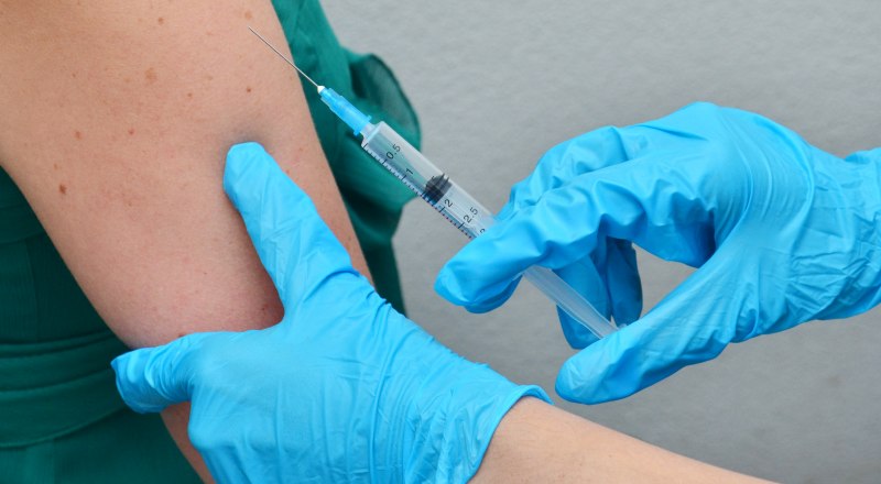 Массовая вакцинация от COVID запланирована на ноябрь.