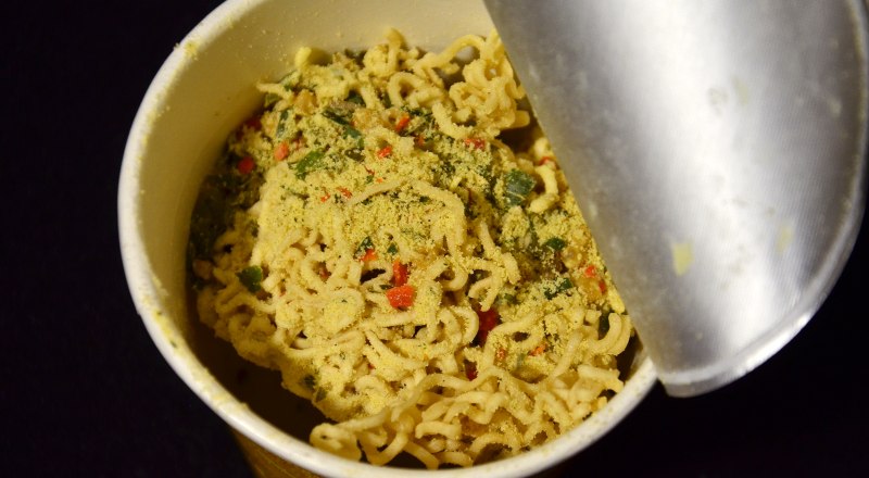 Супы и лапшу из пакетов лучше использовать нечасто. 