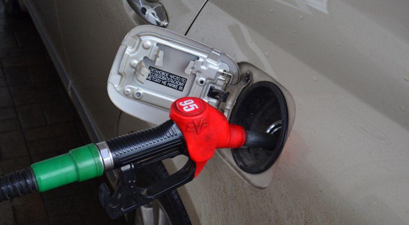 Автомобилисты в среднем тратят на бензин марки АИ-95 больше 50 тыс. рублей в год. 