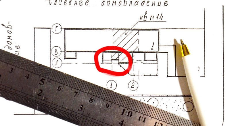 Если ошибка содержится в документах о характеристиках объекта недвижимости, то для её исправления надо обратиться к кадастровому инженеру.