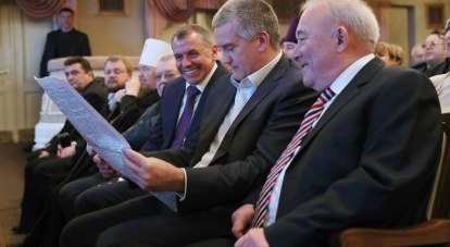 Владимир Константинов, Сергей Аксёнов и Михаил Бахарев читают «Таврическую правду».