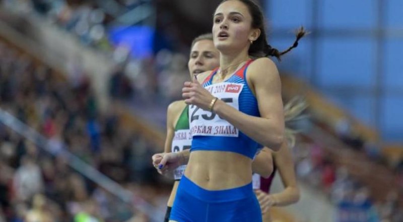 Финиширует чемпионка Европы в беге на 400 м среди девушек Полина Мюллер из Барнаула.