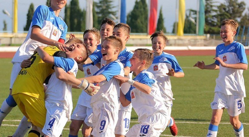 Вот так мальчишки из Егорьевска отмечали победу в финале над юными «железнодорожниками» из Москвы.
