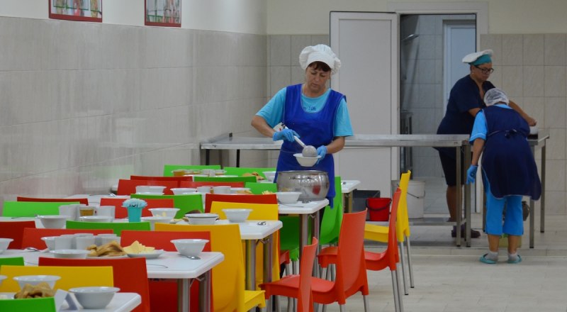 Благодаря новой системе, работники пищеблоков точно знают, на какое количество детей готовить и накрывать столы.