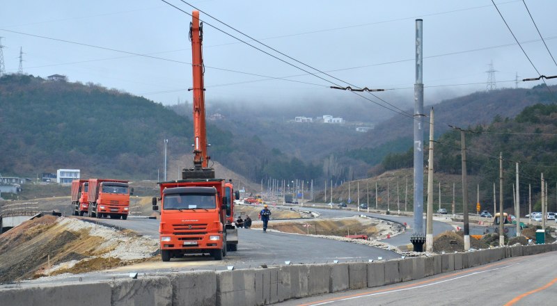 Скоро будем ездить в Алушту по новой дороге.